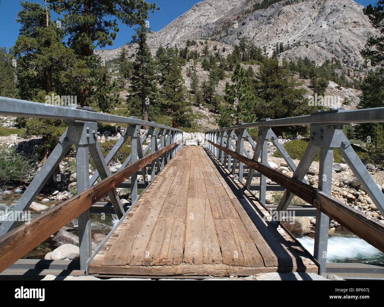 Fußgängerbrücke über den John Muir Trail in der Sierra National Forest Stockfoto