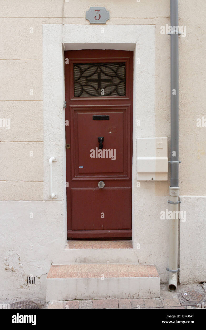 braun-rote Tür in Marseille, Nummer 3 Stockfoto