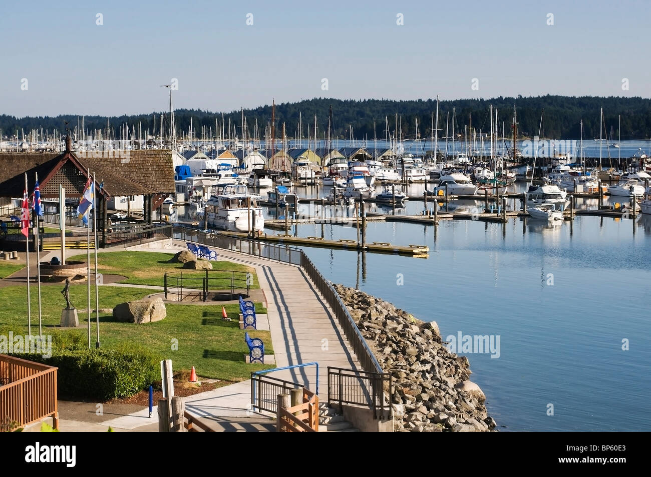Blick auf Liberty Bay Waterfront Park, der Kverstad-Pavillon und dem Yachthafen in Poulsbo, Washington. Stockfoto