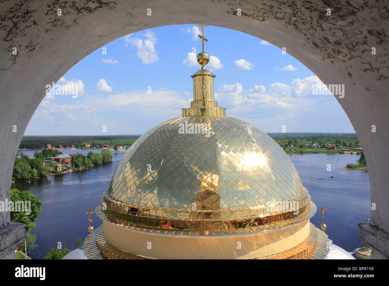Schöne goldene Kuppel der St. neil Kirche arch Blick auf See, Himmel und Wolken Hintergrund Stockfoto