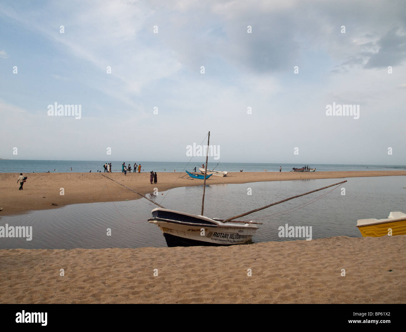Sri Lanka, Ampara Distrikt, Arugam Bay, Pottuvil ein kleines Fischerdorf und beliebte Surf Resort. Fischerboot am Ufer Stockfoto