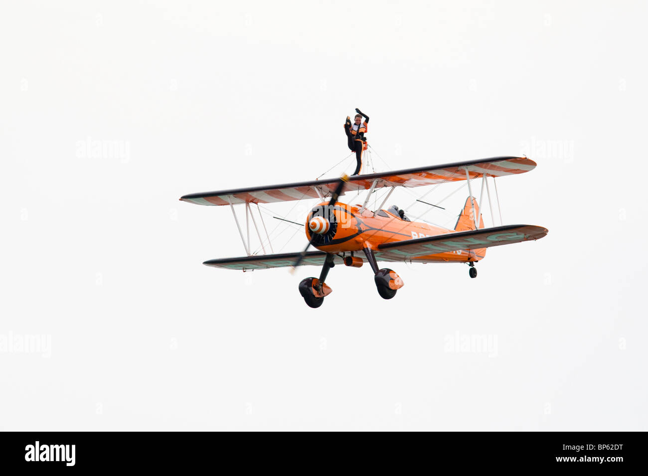 Eines der Breitling Wingwalkers 1940 Boeing Stearman Doppeldecker Airbourne Airshow, Eastbourne, East Sussex, UK Stockfoto