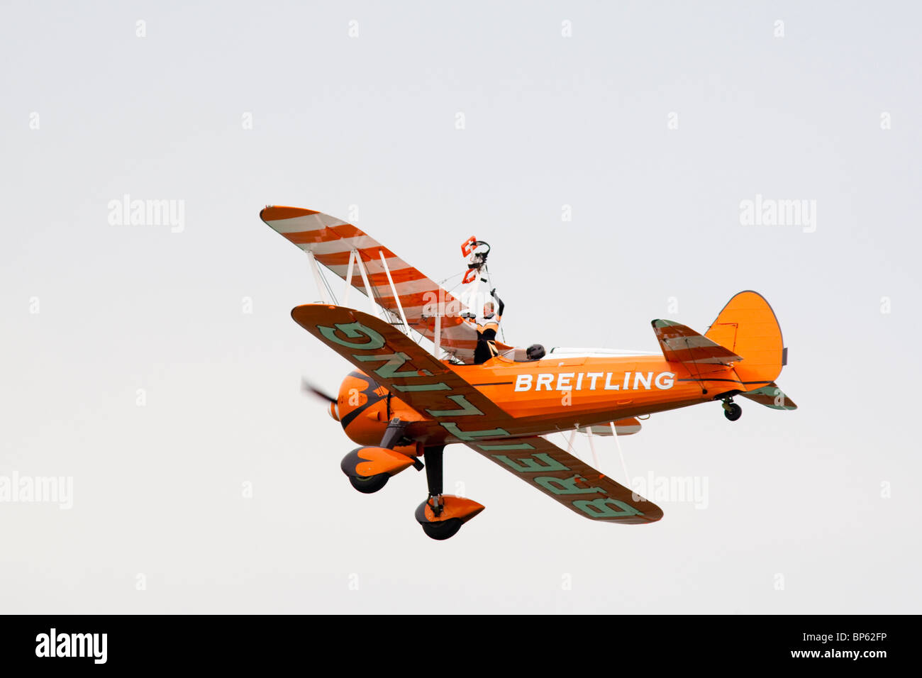 Eines der Breitling Wingwalkers 1940 Boeing Stearman Doppeldecker Airbourne Airshow, Eastbourne, East Sussex, UK Stockfoto