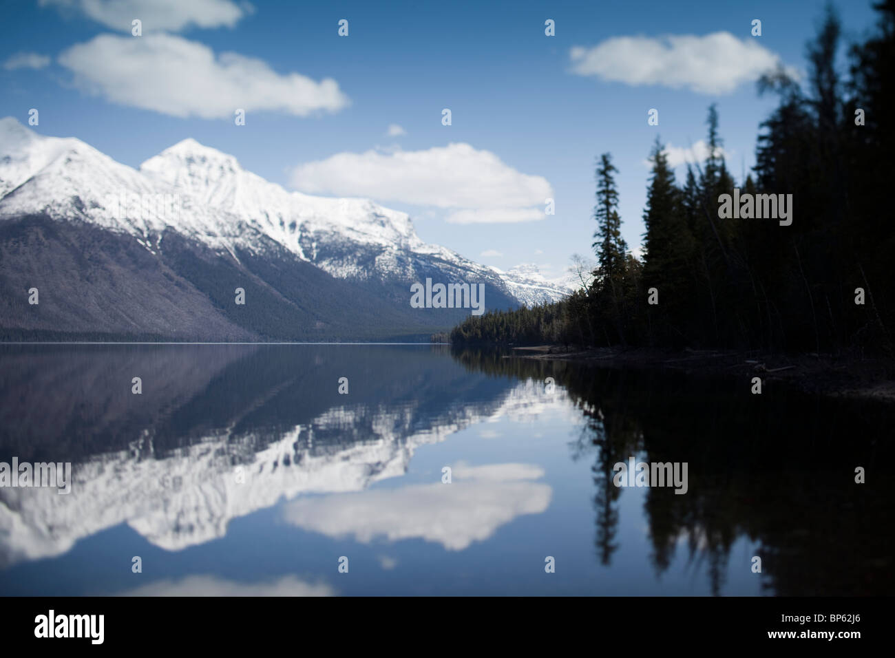 Schneebedeckte Berge und Himmel spiegelt sich im Wasser Stockfoto