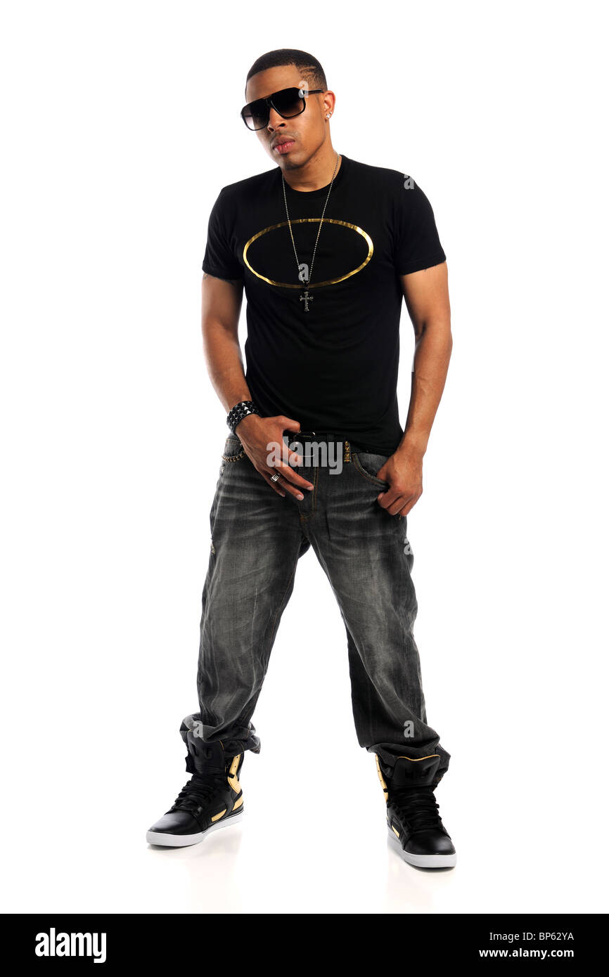 Porträt des jungen afroamerikanischen Hip-Hop-Mann stand isoliert auf weißem Hintergrund Stockfoto