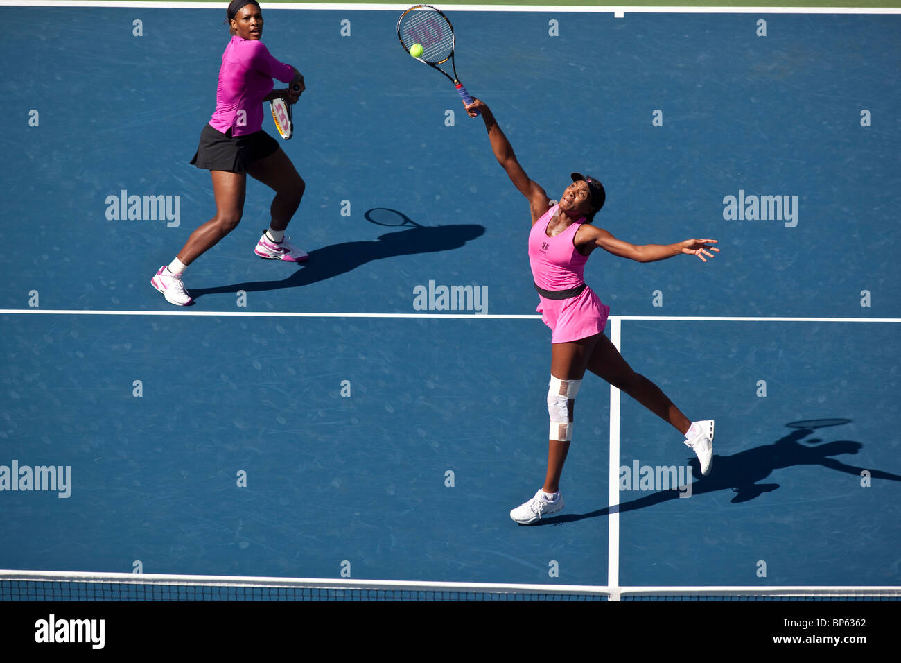 Venus und Serena Williams im Wettbewerb in der Frauen Doppel Finale auf der 2009 US Open Tennis Stockfoto