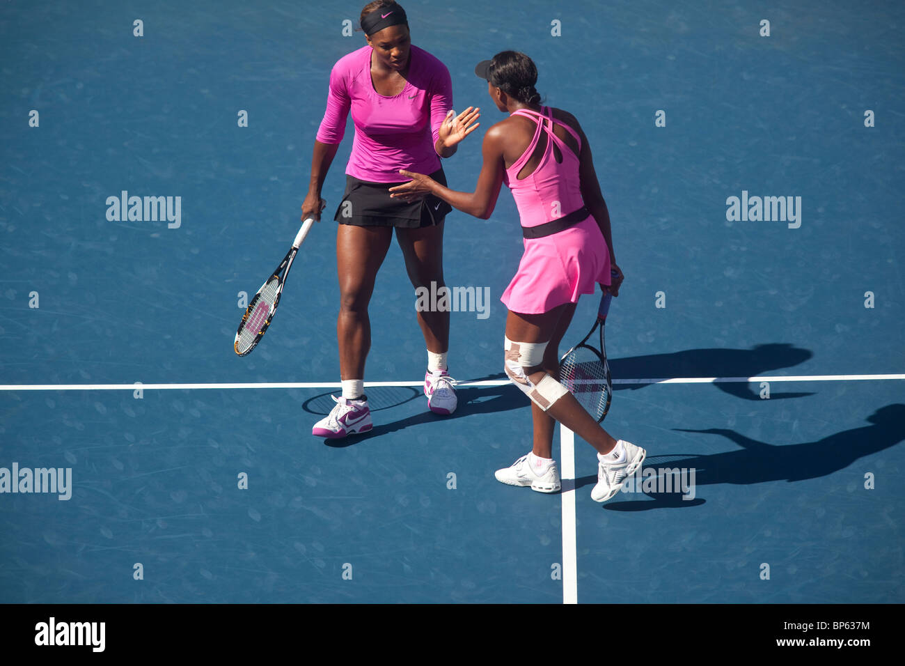 Venus und Serena Williams im Wettbewerb in der Frauen Doppel Finale auf der 2009 US Open Tennis Stockfoto