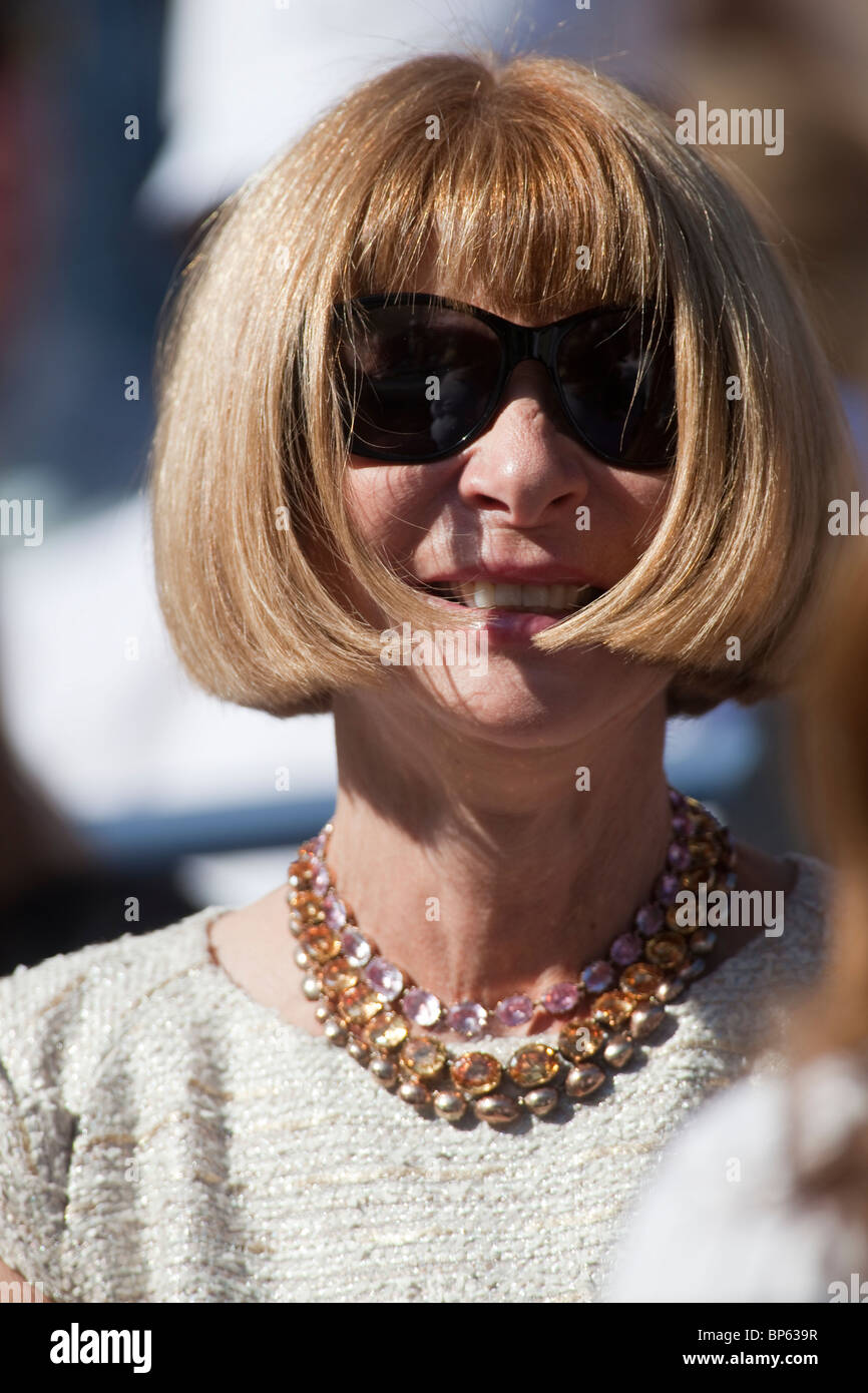 Anna Wintour beobachtete Roger Federer in der Herren-Einzel-Finale auf der 2009 US Open Tennis Stockfoto