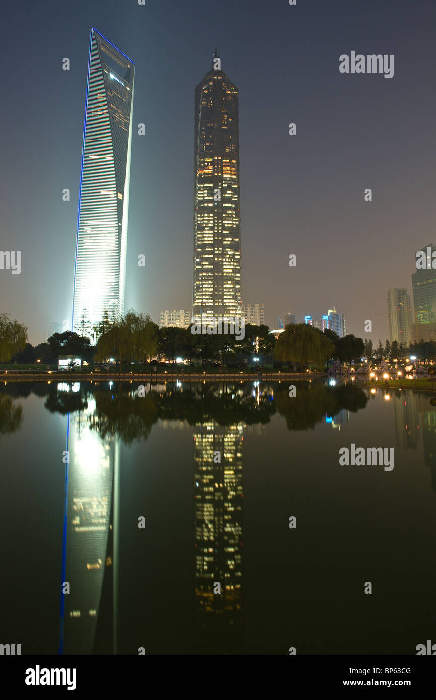 China, Shanghai. Der Jin Mao Tower (rechts) und das Shanghai World Financial Center (links). Stockfoto