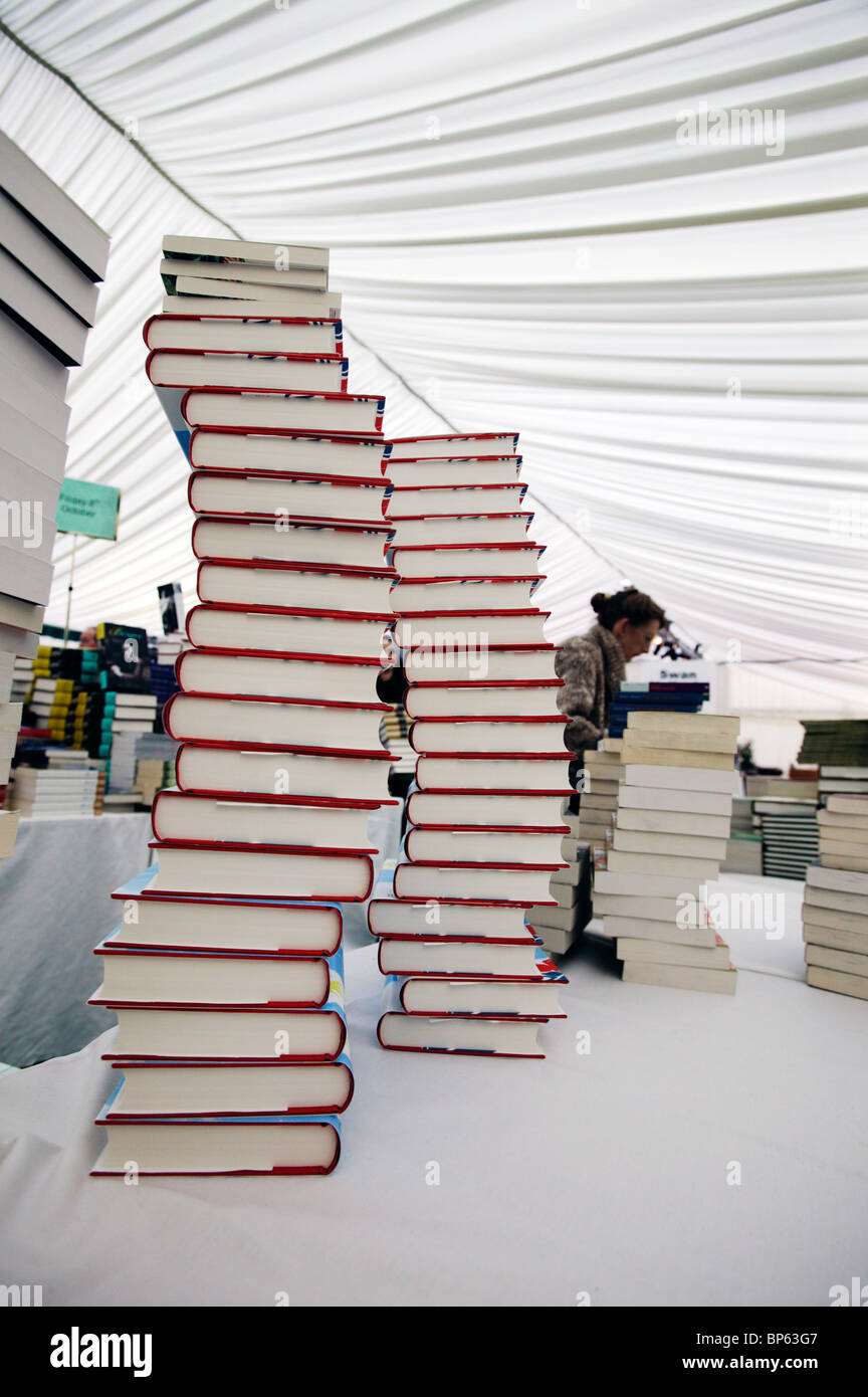 Bücher hoch gestapelt auf einem Tisch in den Cheltenham Literaturtagen, UK Stockfoto