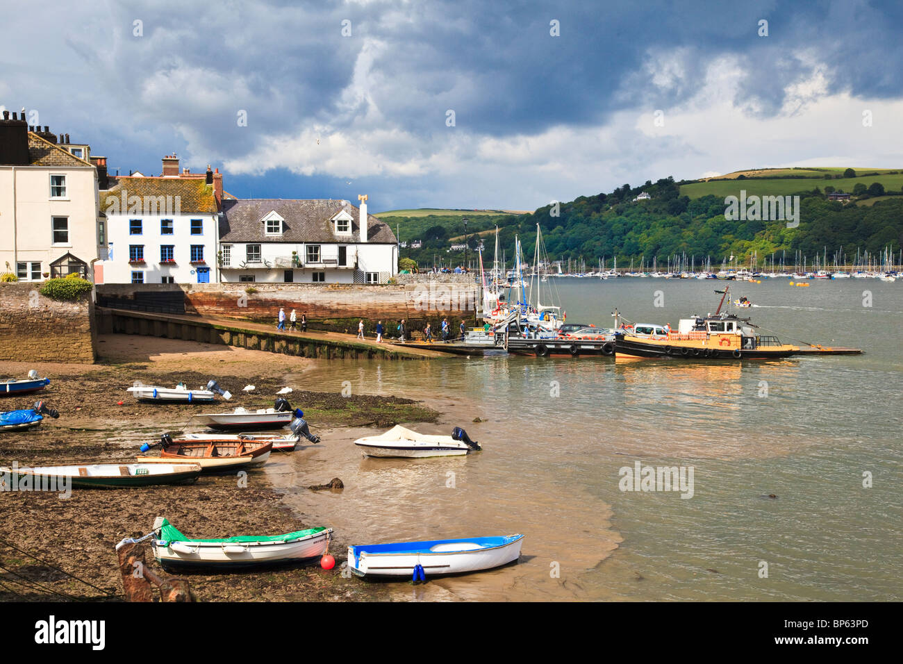 Ansicht von Dartmouth, Kingswear niedriger ferry mit Autos und Passagiere in Devon Stockfoto