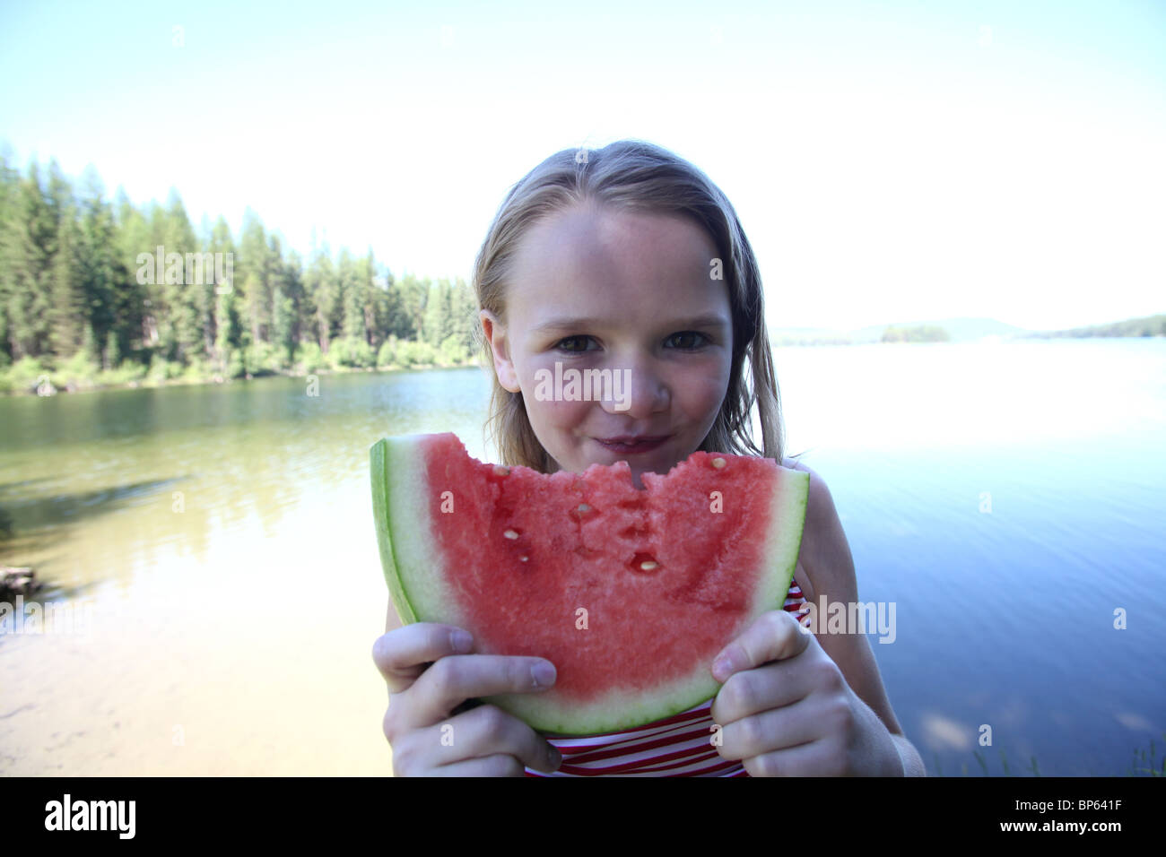 Mädchen von 8-10 Jahren Essen Wassermelone See Stockfoto