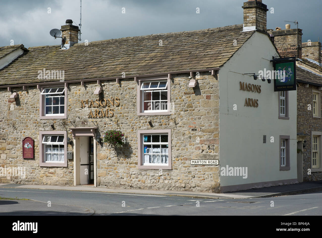 Pub im Dorf Gargrave, North Yorkshire, England UK Stockfoto