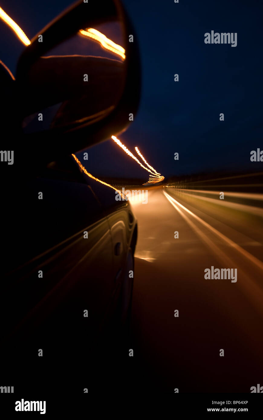 Nachtfahrten. Langzeitbelichtung eines Autos fahren in der Nacht. Stockfoto