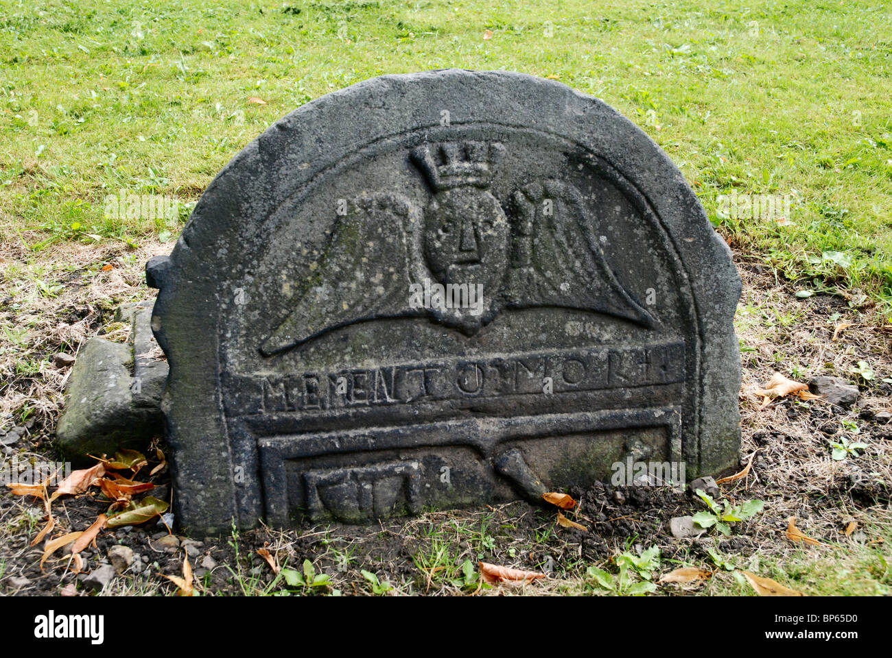 Grabstein mit geflügelten Geist und "Memento Mori" Inschrift auf alten Calton Burial Ground, Edinburgh. Stockfoto