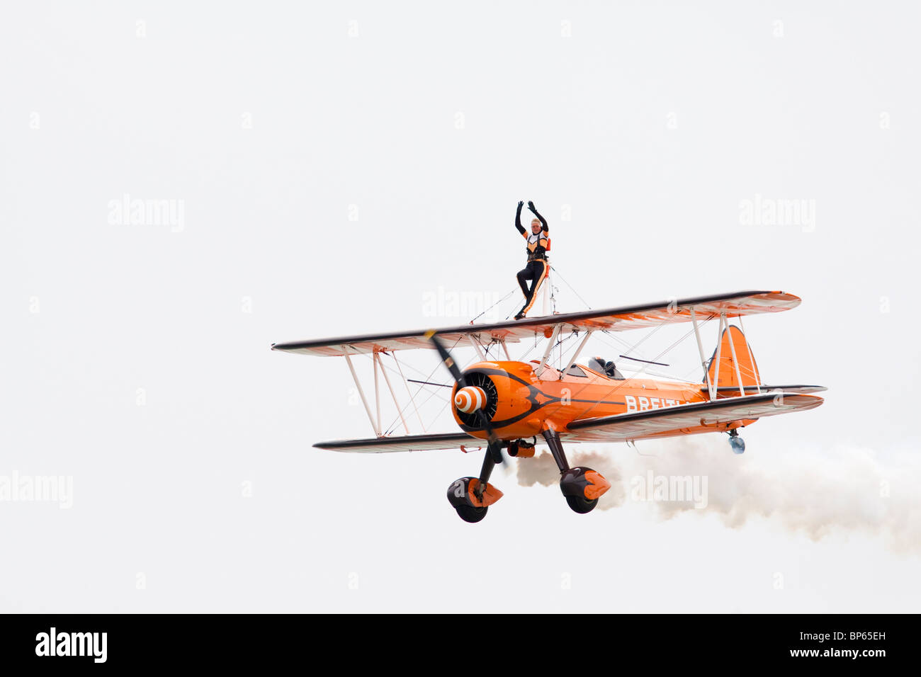 Eines der Breitling Wingwalkers 1940 Boeing Stearman Doppeldecker Airbourne Airshow, Eastbourne, East Sussex, UK Stockfoto