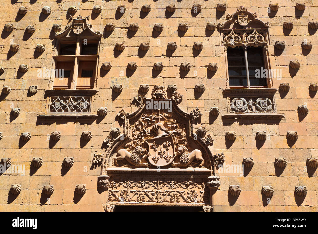 Salamanca, Provinz Salamanca, Spanien. Detail der Casa de Las Conchas oder Haus der Muscheln. Stockfoto