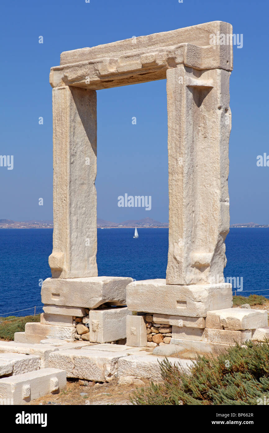 das Tor der Apollotempel Portara, Naxos-Stadt, Insel Naxos, Cyclades Inseln der Ägäis, Griechenland Stockfoto