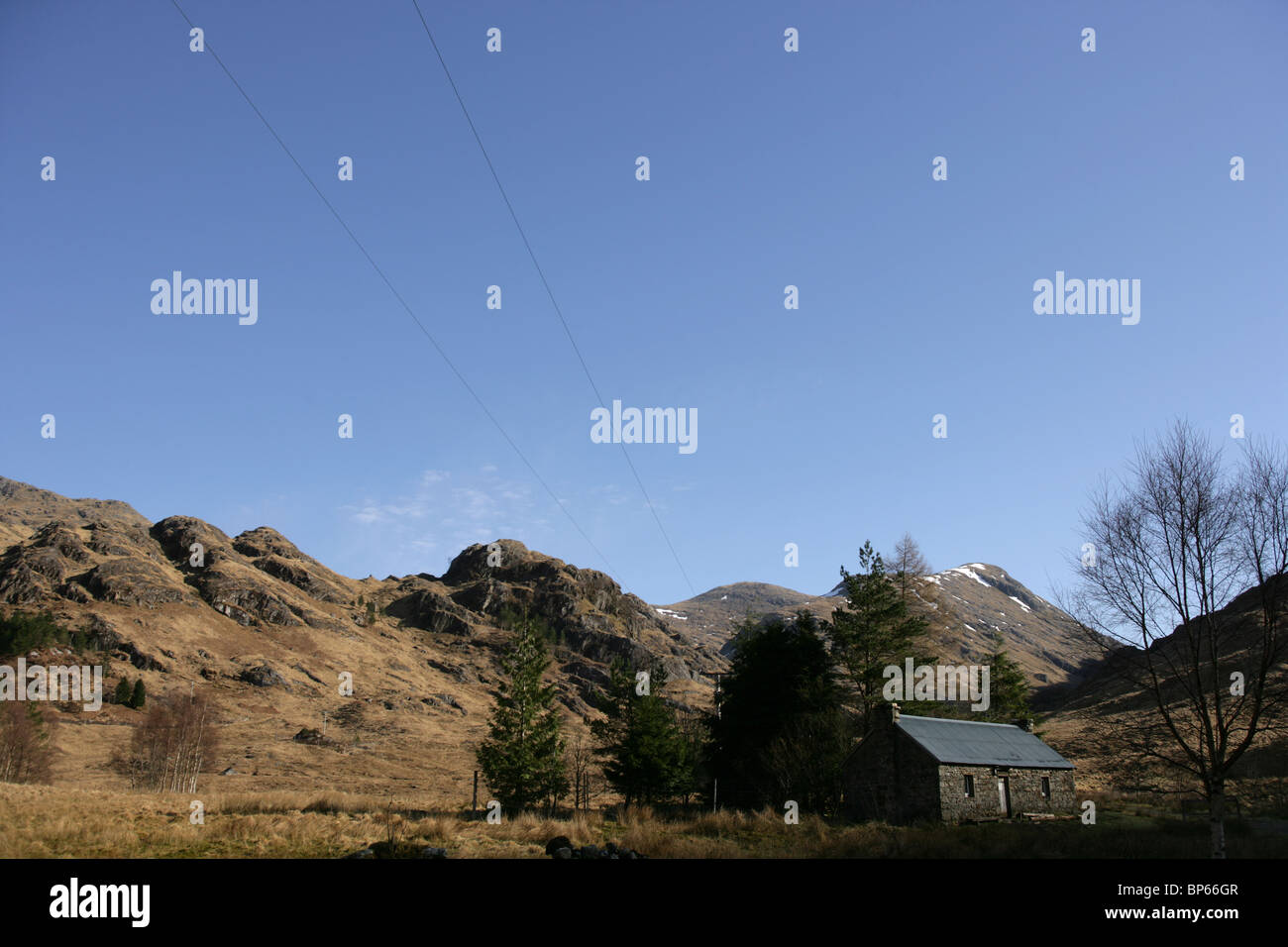 Dubh Lighe Schutzhütte Unterschlupf bei Monro Sgurr Thuilm. Stockfoto