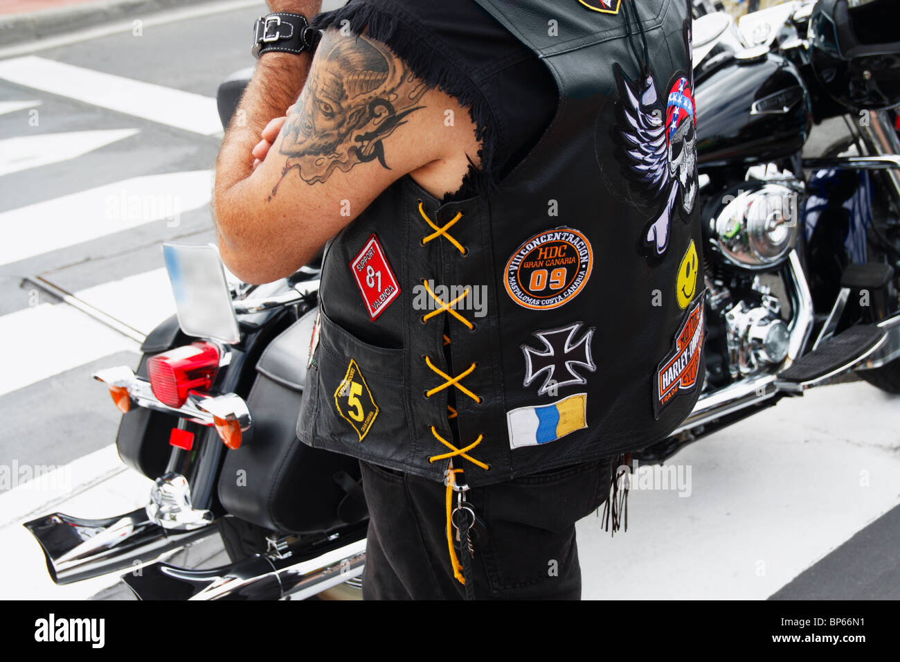 Harley Davidson Besitzer stehend nahe bei Fahrrad in Spanien Stockfoto