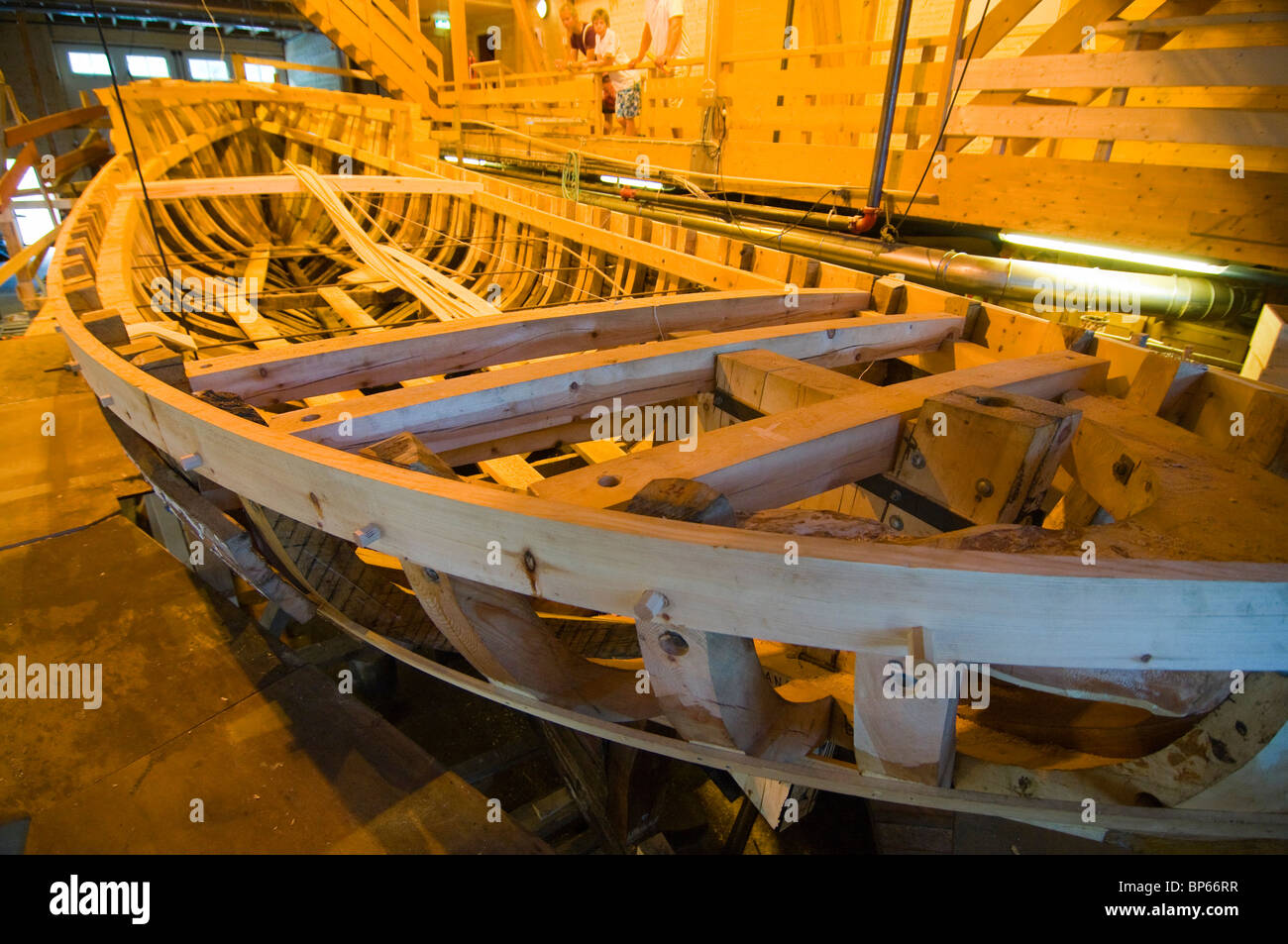 Holzboot während der Bauphase mit traditionellen hölzernen Techniken im marine Museum in Norheimsund, Norwegen Stockfoto