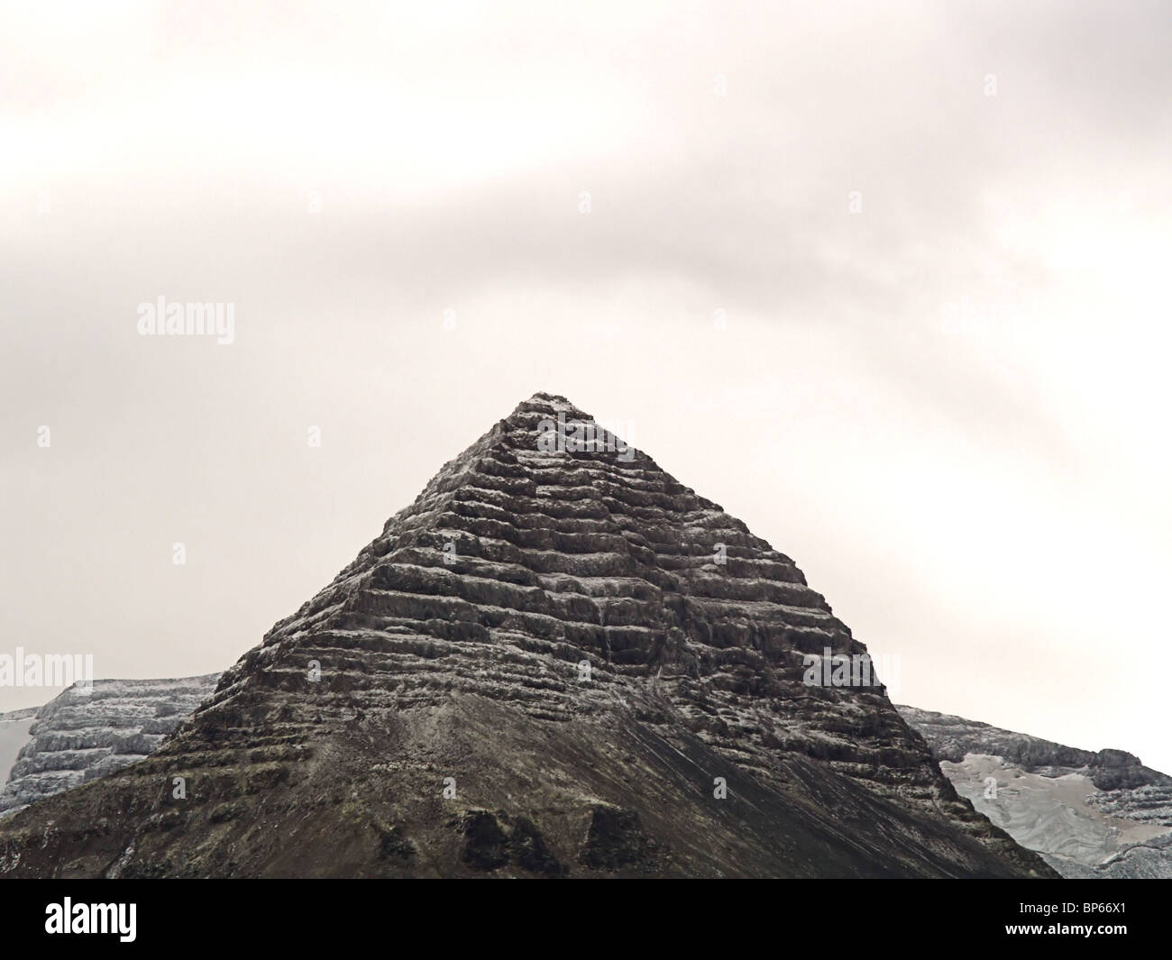 Der Berg Skessuhorn oben Borgarnes in Westisland, im Herbst, aber mit frischem Schnee. Stockfoto