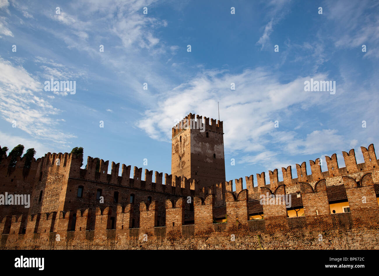 Schloss Vecchio in Verona mit Zinnen gegen den blauen Himmel Stockfoto