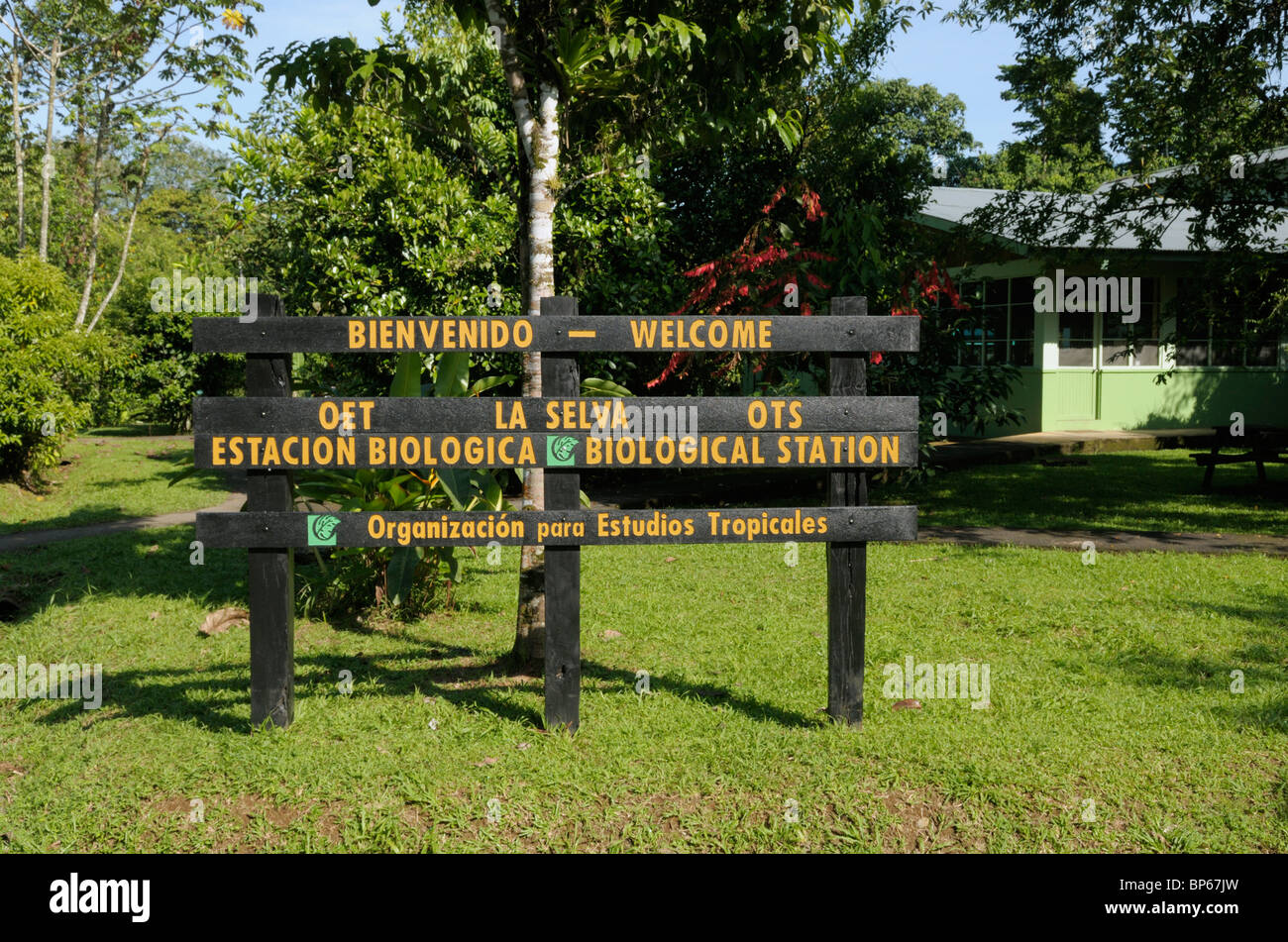 Ortseingangsschild zur biologischen Station La Selva. Stockfoto