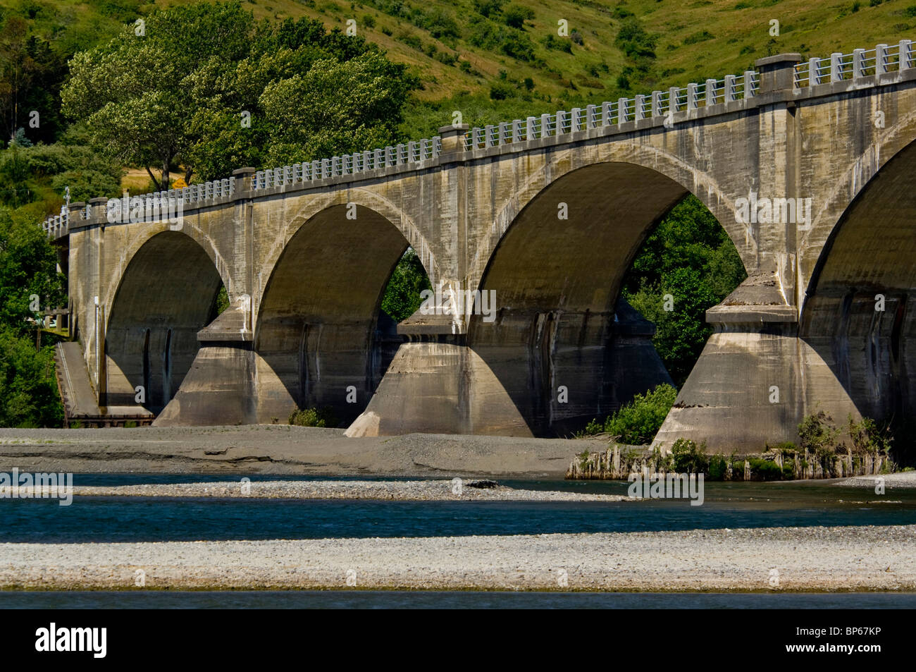 Historische Fernbridge (c.1911) erstreckt sich über den Aal-Fluss in der Nähe von Ferndale, Kalifornien Stockfoto