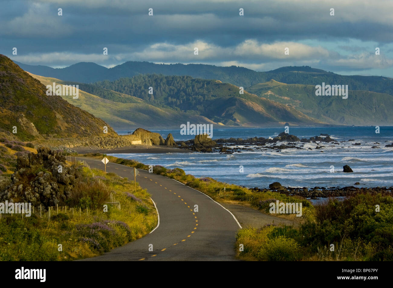 Die Straße beginnt entlang des Ozeans auf der Lost Coast in der Nähe von Cape Mendocino, Humboldt County, Kalifornien Stockfoto