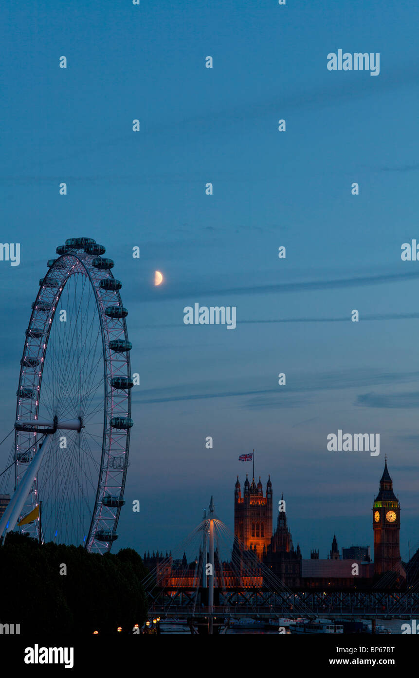 Millennium Wheel und Houses of Parliament in der Abenddämmerung, London, UK. Stockfoto