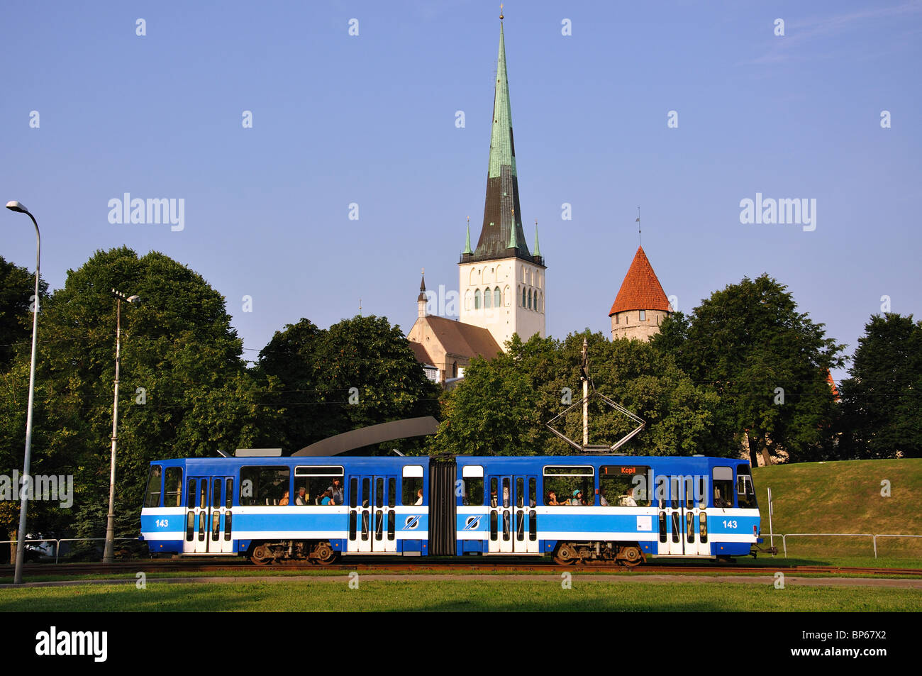 Straßenbahn, vorbei an alten Stadtmauern, Tallinn, Harjumaa, Estland Stockfoto