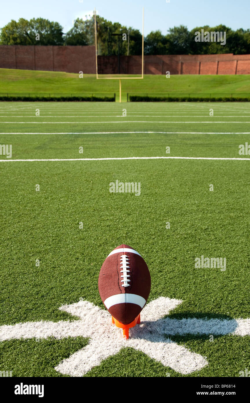 US-amerikanischer American-Football auf kicking Abschlag auf Feld zeigt kickoff Stockfoto