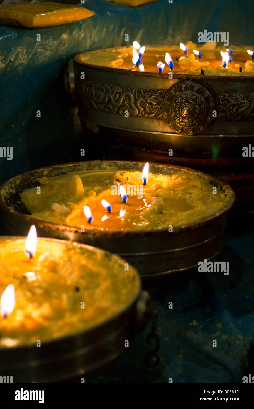 Yak-Butter-Lampen brennen in einem tibetischen Kloster Stockfoto