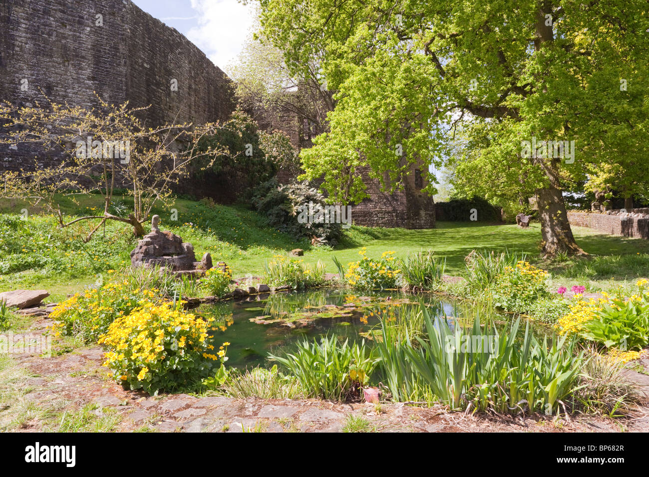 Der Teich in einem Garten im Graben von St. Briavels Castle, jetzt eine