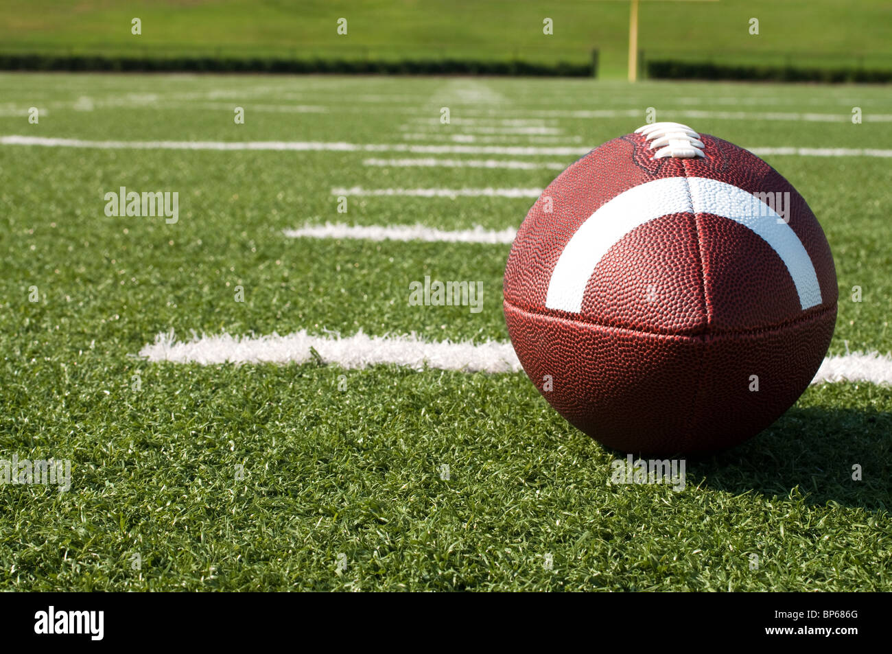 Nahaufnahme des American Football auf Feld. Stockfoto