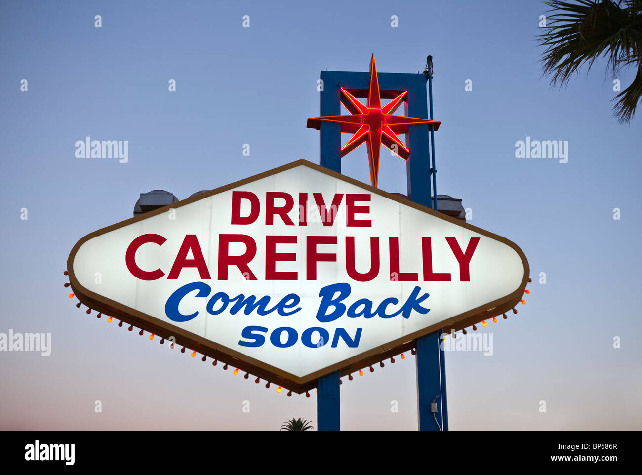 Fahren Sie vorsichtig, Rückseite des Welcome to Fabulous Las Vegas Nevada Zeichen. In der Dämmerung geschossen. Stockfoto
