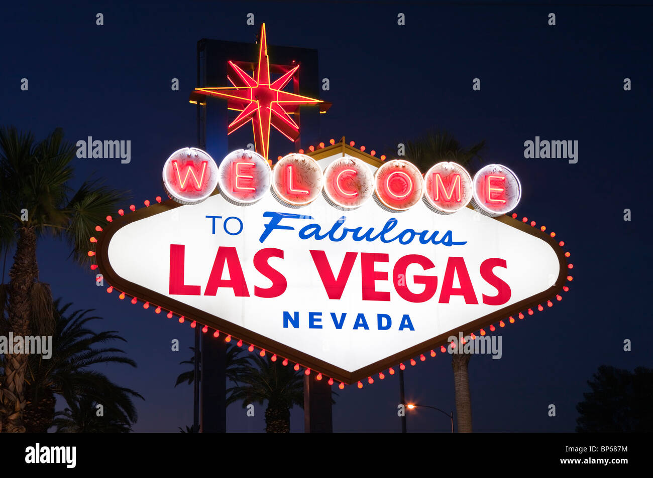 Las Vegas Schild mit Palmen in der Nacht. Oberleitungen wurden entfernt. Stockfoto