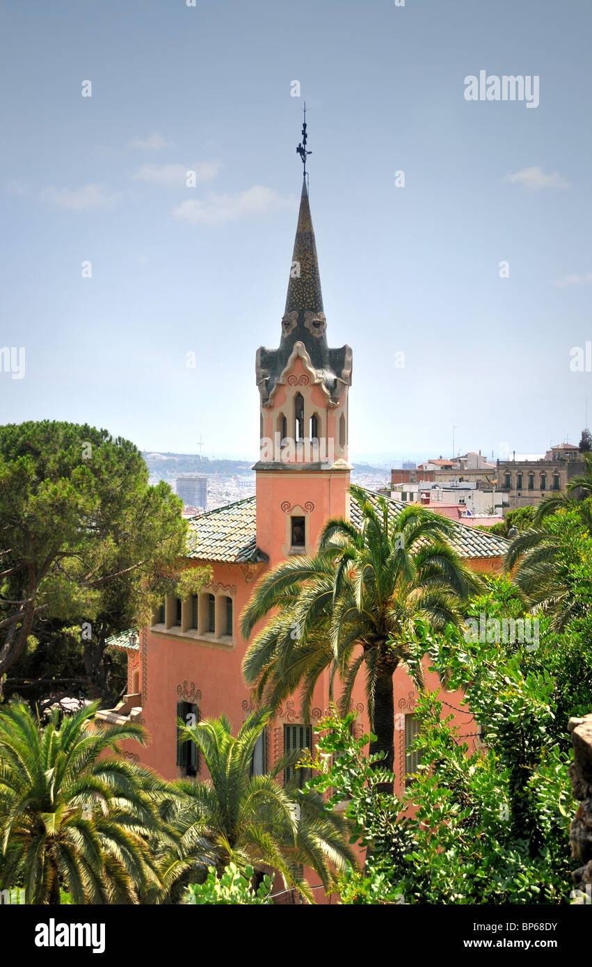 Gaudi-Museum im Parc Güell mit Blick auf Barcelona. Stockfoto