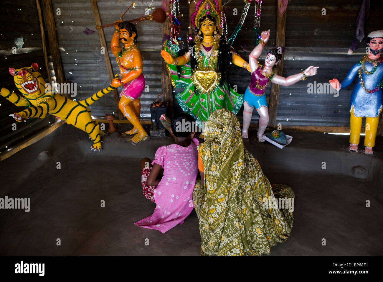 Mutter und Tochter in einem Hindu-Schrein beten Stockfoto