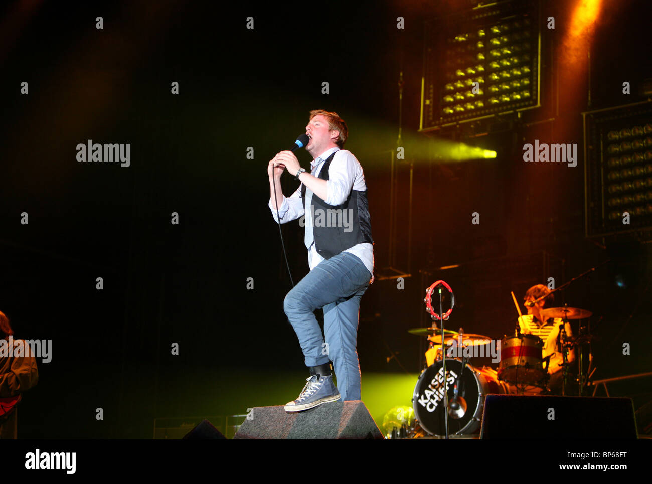 Ricky Wilson von den Kaiser Chiefs auf der Bühne beim V Festival in Chelmsford Stockfoto