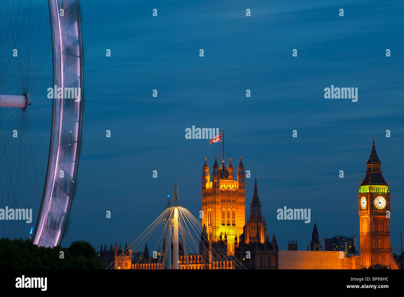 Millennium Wheel und Houses of Parliament in der Abenddämmerung, London, UK. Stockfoto