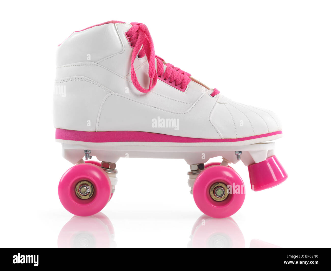 Weiß mit rosa klassische Roller Girl Derby Skate isoliert auf weißem Hintergrund Stockfoto
