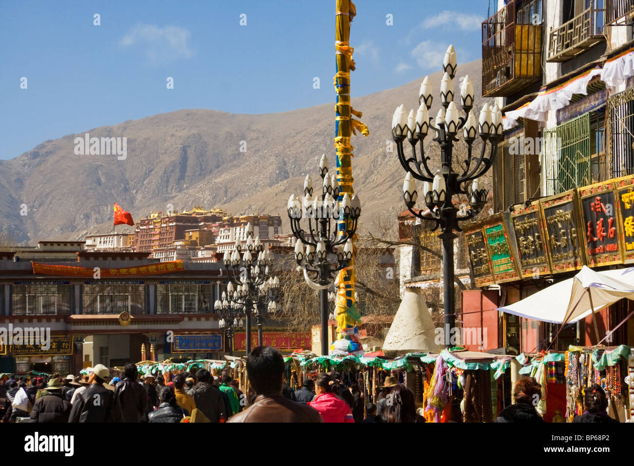 Die Ansicht des Potala-Palast aus dem Barkhor Circuit in Lhasa, Tibet Stockfoto