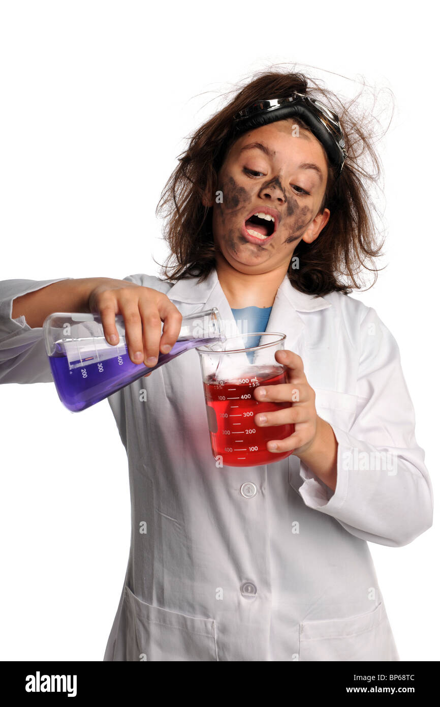 Porträt von fassungslos Nachwuchswissenschaftler Mischen von Chemikalien isoliert auf weißem Hintergrund Stockfoto