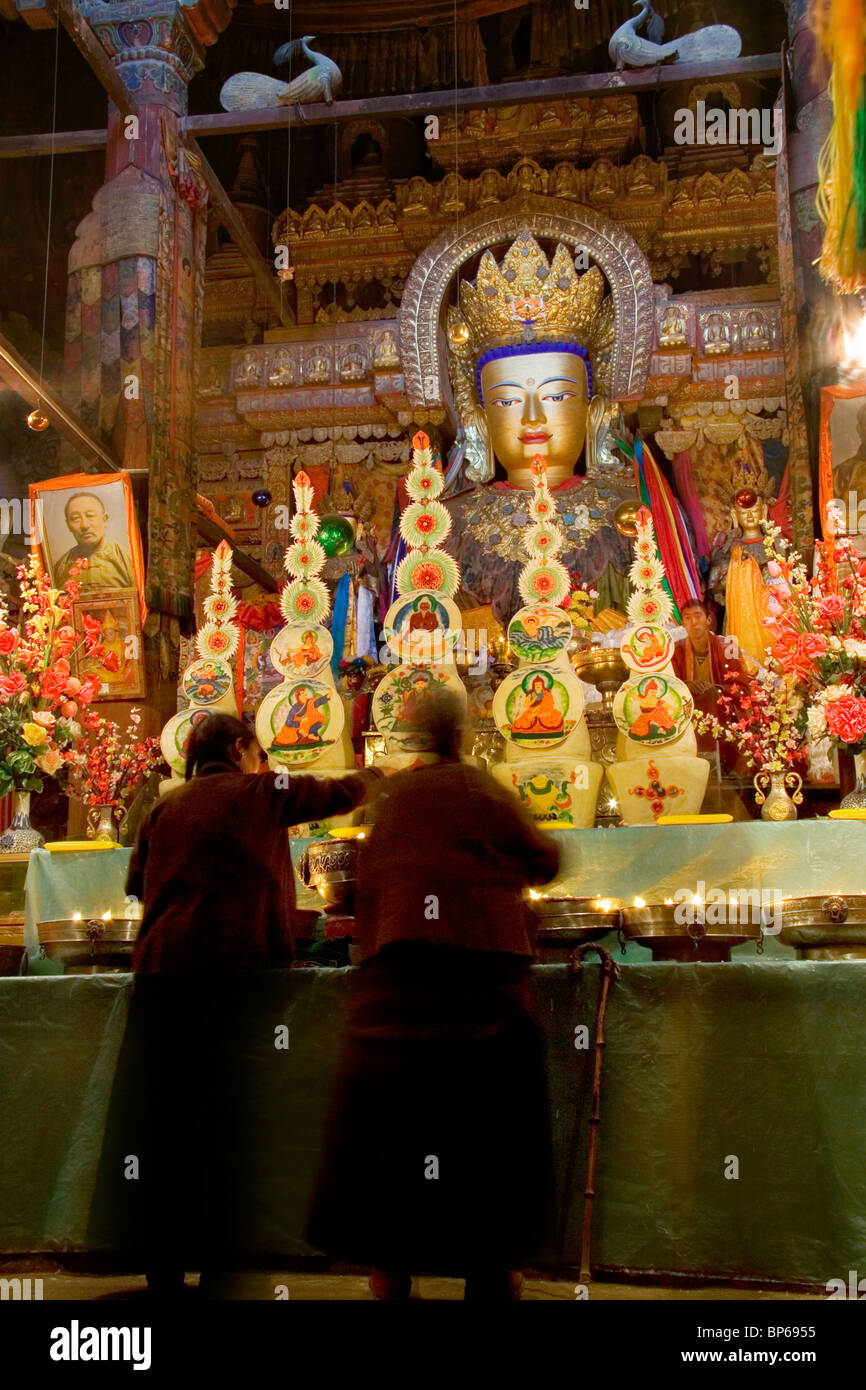 Anhänger geben Angebote der Yak-Butter in Pelkor Chode (Palcho Kloster), Gyantse, Tibet. China. 2010 Stockfoto
