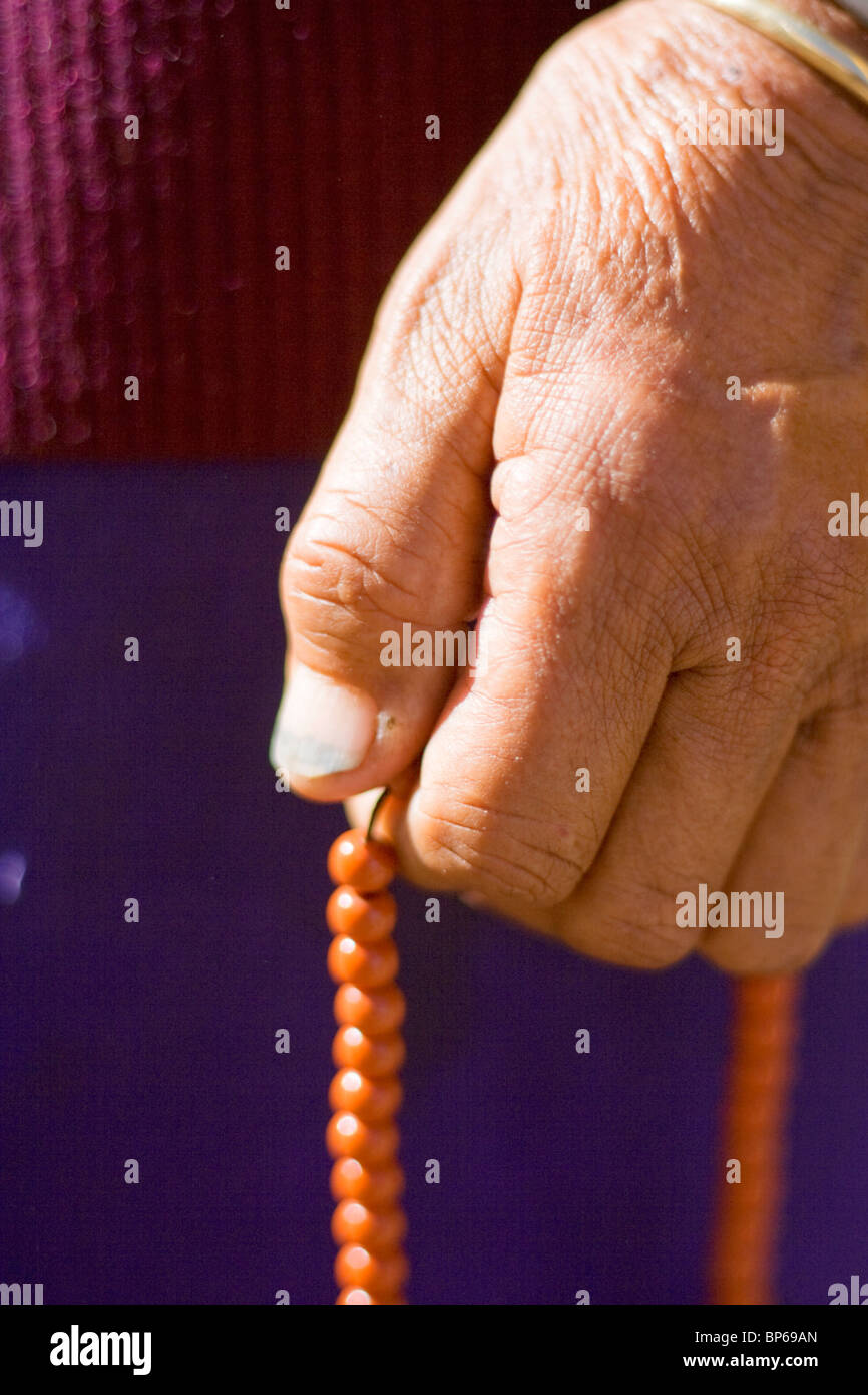 Tibetische Pilger hält ihr Gebet/Meditation/Mantra-Perlen Stockfoto