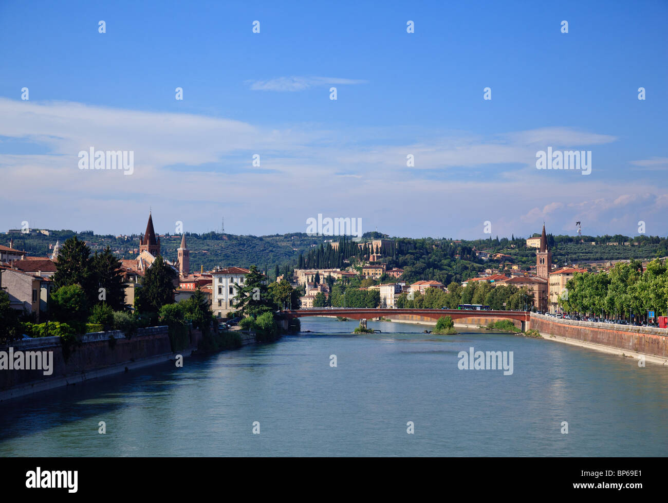 Etsch und Ponte Nuovo mit römischen Theater im Hintergrund in Verona, Italien Stockfoto