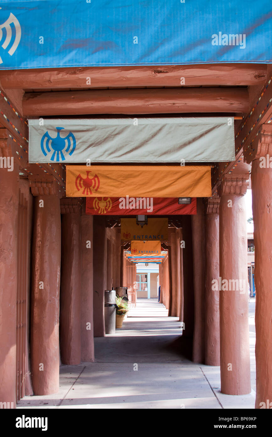 Portikus mit bunten Fahnen, die zum Eingang des Institute of American Indian Arts in Santa Fe, New Mexico Stockfoto