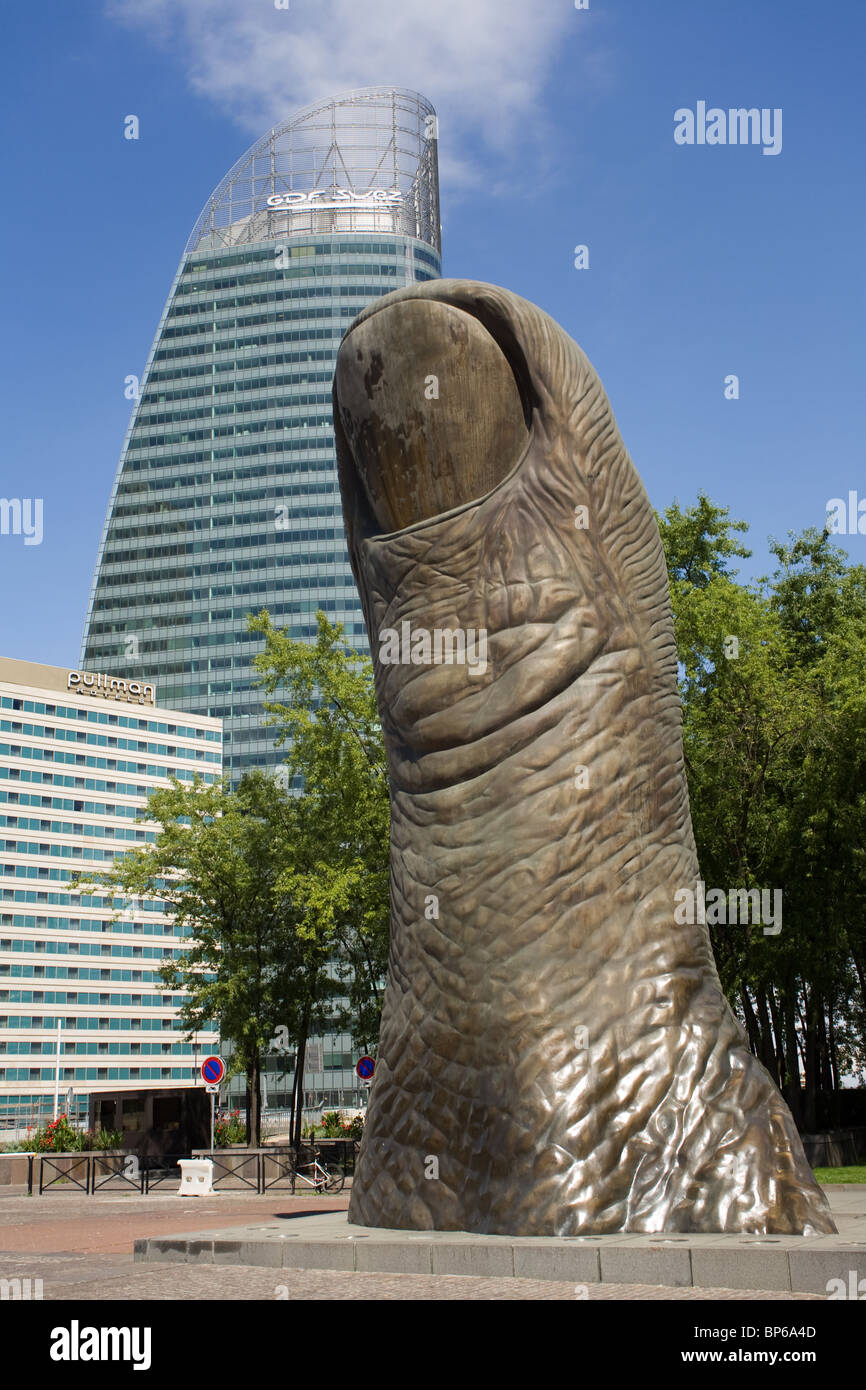 Riesige Daumen Skulptur in La Défense, Paris, Frankreich. Stockfoto